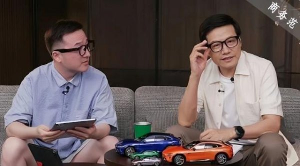 线上股票配资炒股门户网址 雷军穿百元衬衫、戴眼镜年轻20岁！身家千亿却最爱“中产品牌”…